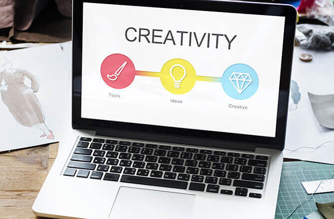 Especialistas planejando funil de marketing digital e métricas de captação