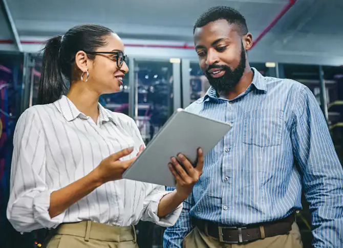 Servidores em data center com luz azul indicando conexão de rede ativa