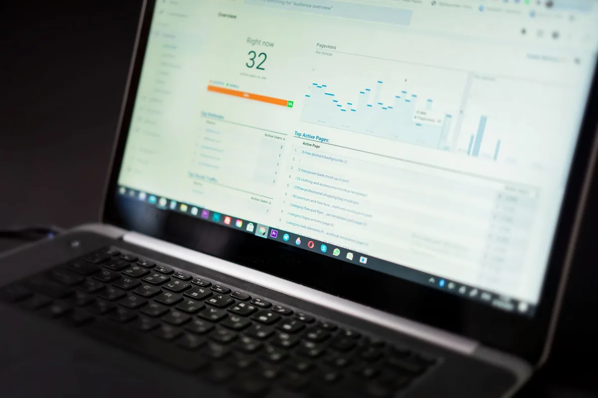 Painel de indicadores em tempo real na tela de um notebook
